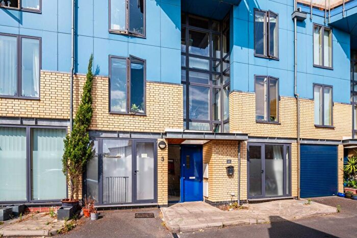 2 Bedroom Flat To Rent In Draymans Mews, Peckham Rye, London, SE15