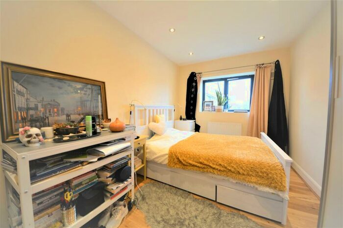 2 Bedroom Flat To Rent In High Road, East Finchley, London, N2