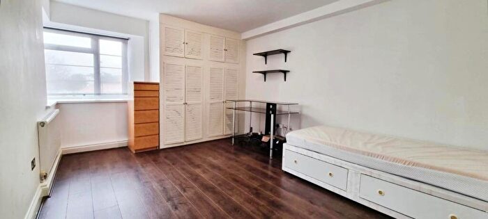 3 Bedroom Flat To Rent In Mulberry Close, Hendon, London, NW4