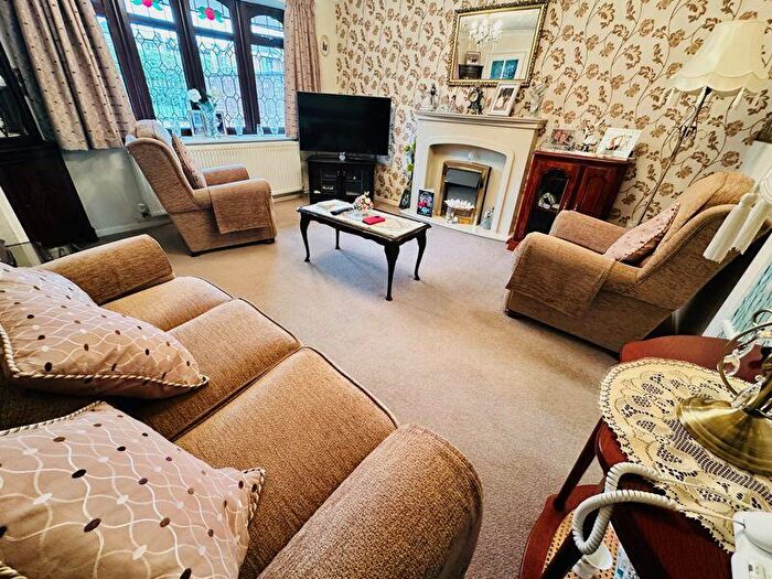 3 Bedroom Detached House For Sale In Aintree Way, Milking Bank, DY1