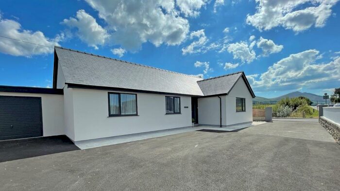 3 Bedroom Bungalow For Sale In Pontllyfni, Caernarfon, Gwynedd, LL54