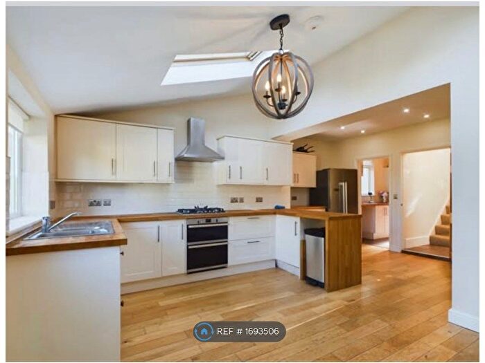 4 Bedroom Detached House To Rent In Bronwydd Road, Carmarthen, SA31