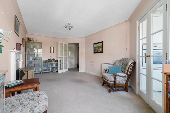 1 Bedroom Apartment For Sale In St Aldhelms Court, BH19 - Photo 5