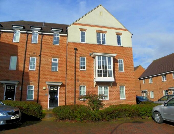 2 Bedroom Flat To Rent In School Drive, Woodley, Reading, Berkshire, RG5