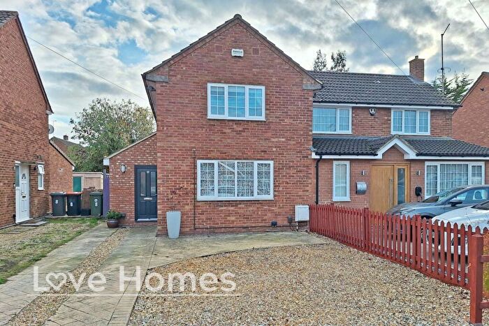 3 Bedroom Semi-Detached House For Sale In York Close, Barton-Le-Clay, MK45