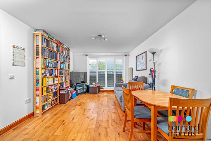 2 Bedroom Flat To Rent In Cline Road, London, N11