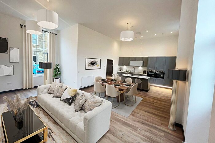 2 Bedroom Flat For Sale In Gun Hill Park, Hospital Road, Aldershot, GU11