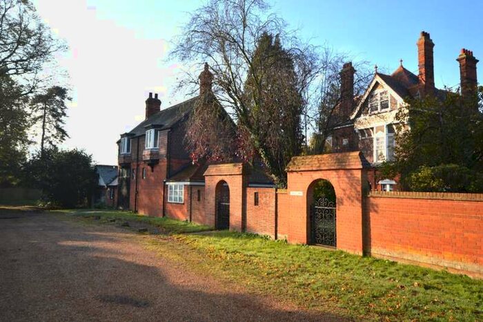 Apartment To Rent In Lower Hampton Road, Sunbury-on-thames, Middlesex, TW16