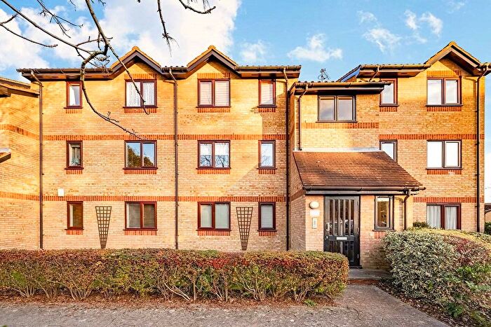 1 Bedroom Flat To Rent In Courtlands Close, Watford, Hertfordshire, WD24