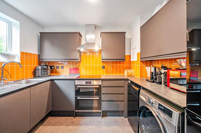 2 Bedroom Flat For Sale In Bunns Lane, Mill Hill, London, NW7