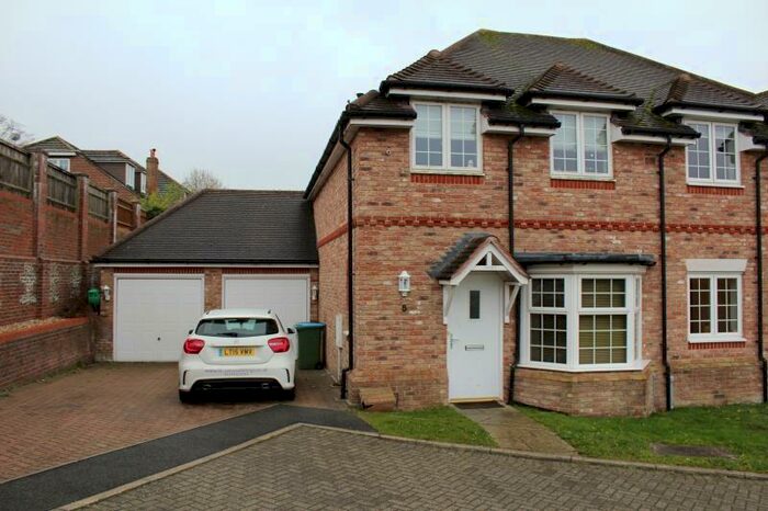 3 Bedroom Semi-Detached House To Rent In Horseshoe Close, BN14