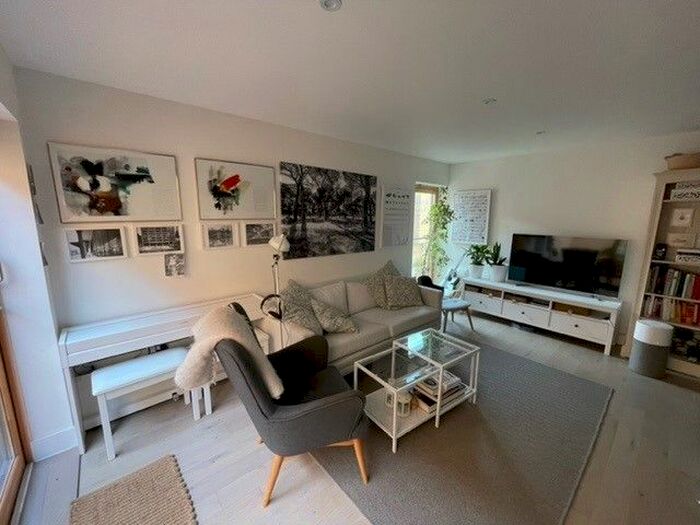 2 Bedroom Flat To Rent In Vinery Way, London, W6