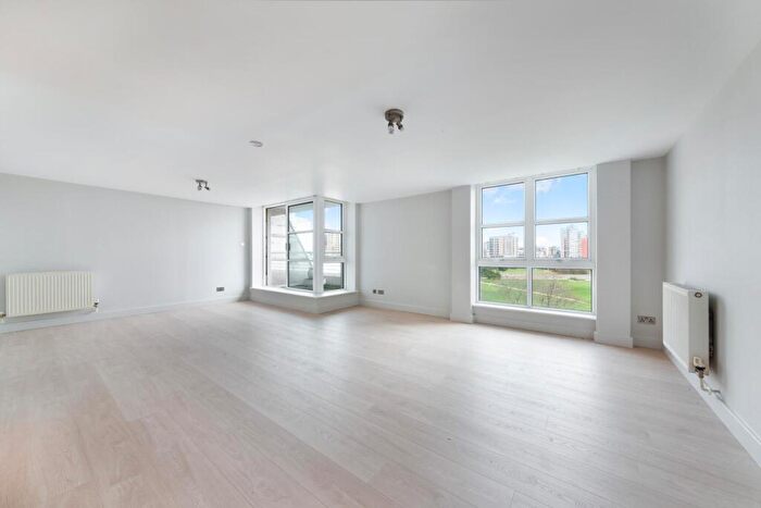 2 Bedroom Apartment For Sale In Barrier Point Road, London, E16