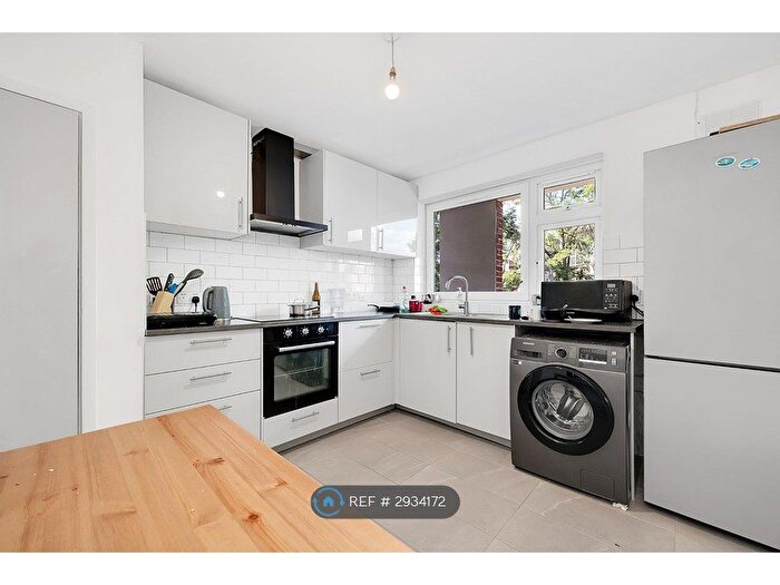 3 Bedroom Maisonette To Rent In Solebay Street, London, E1