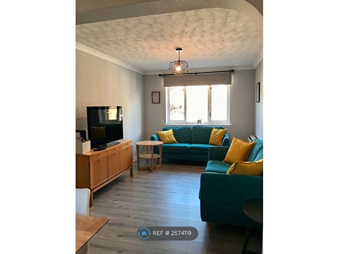 2 Bedroom Flat To Rent In Hawthornden Place, Edinburgh, EH7