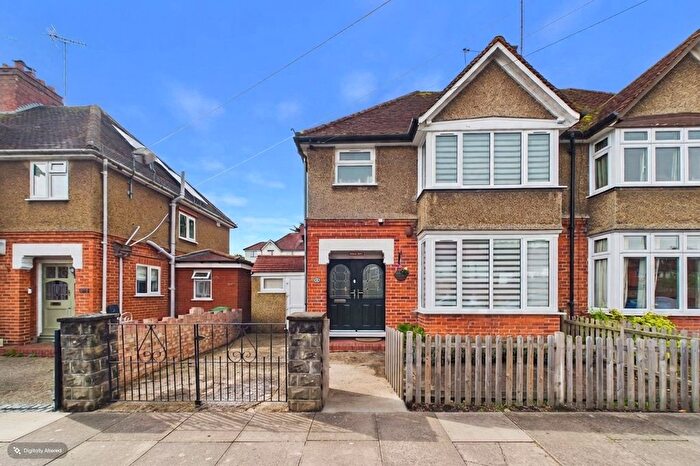 3 Bedroom Semi Detached House For Sale In Boston Avenue, Reading, Berkshire, RG1