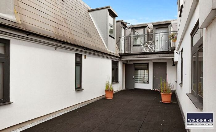 1 Bedroom Flat To Rent In The Pond House, Turners Hill, Cheshunt, EN8