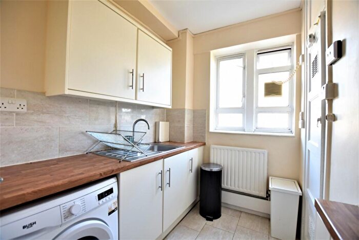 2 Bedroom Flat To Rent In Tilling House, Nunhead Estate, Peckham, SE15