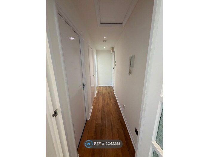 1 Bedroom Flat To Rent In Chipstead Close, Sutton, SM2