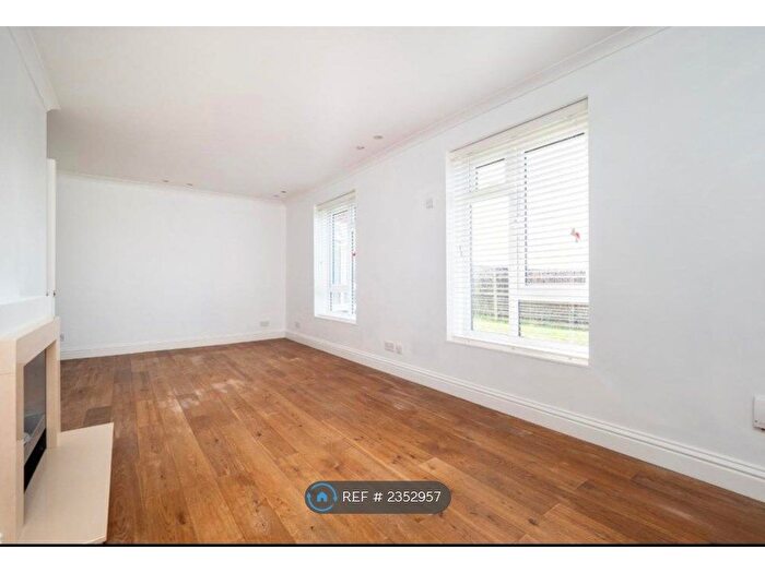 3 Bedroom Flat To Rent In Wellesley Court, Sutton, SM3