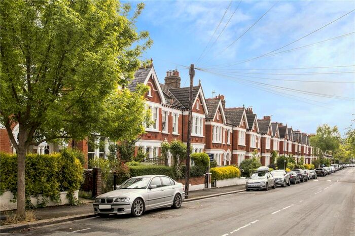 1 Bedroom Apartment To Rent In Holmdene Avenue, London, SE24