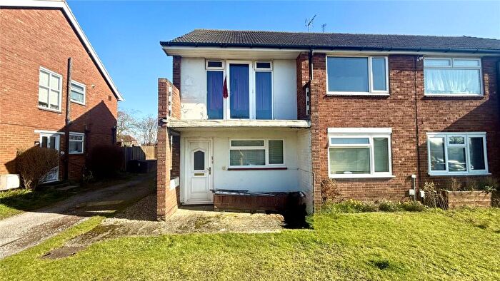 2 Bedroom Maisonette For Sale In Keswick Gardens, Woodley, Reading, Berkshire, RG5