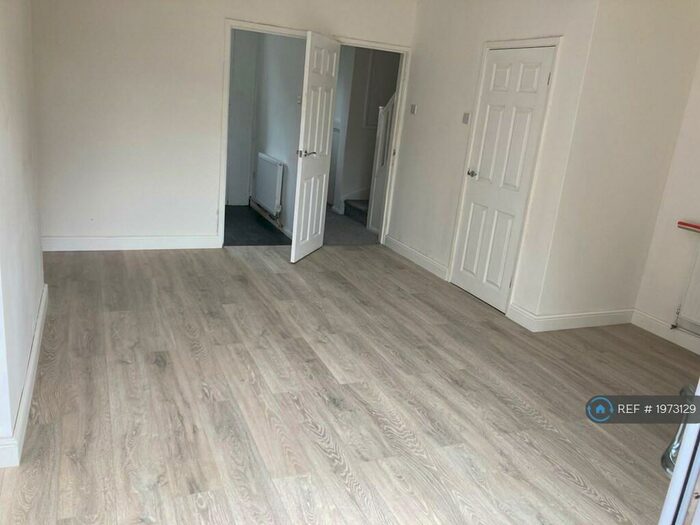 5 Bedroom Terraced House To Rent In Axbridge Walk, Manchester, M40