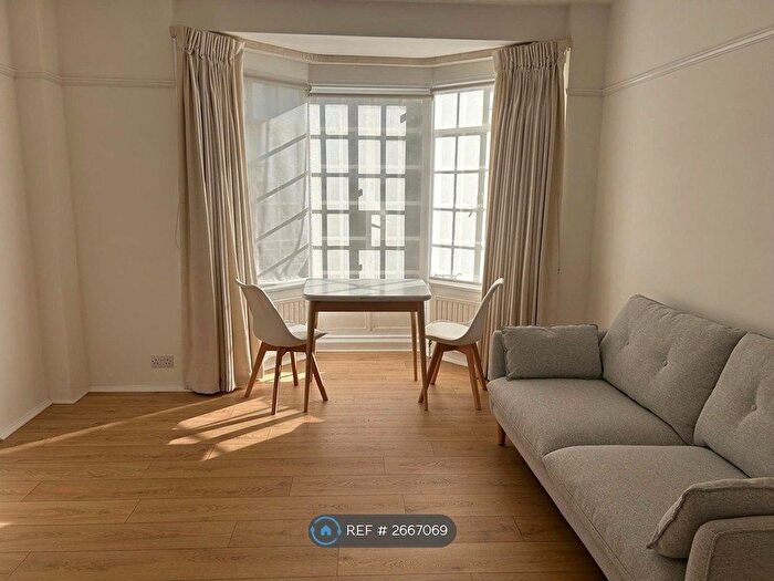 1 Bedroom Flat To Rent In Wavertree Court, London, SW2
