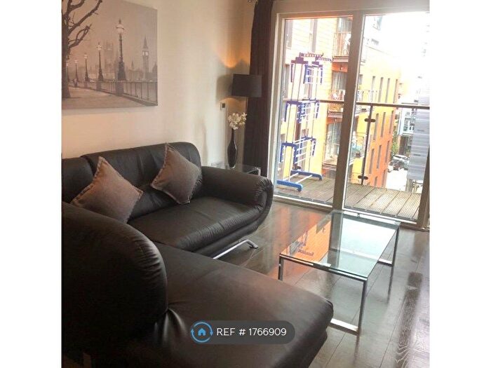2 Bedroom Flat To Rent In Railway Terrace, Slough, SL2