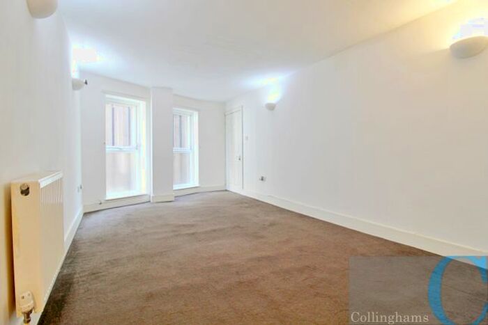 2 Bedroom Flat To Rent In East Hill, London, SW18