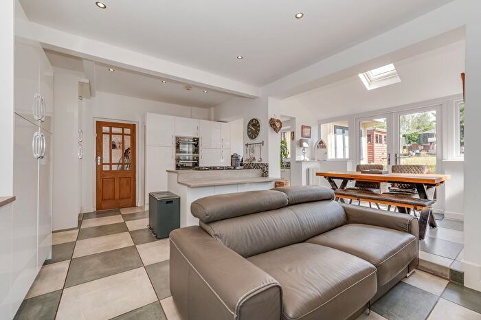 3 Bedroom Semi-detached House For Sale In Retford Road, Handsworth, S13