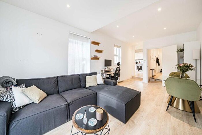 3 Bedroom Flat To Rent In Sylvester Road, East Finchley, N2