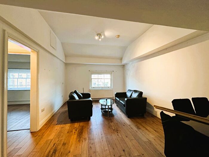 2 Bedroom Flat To Rent In The Pavement, London, SW4