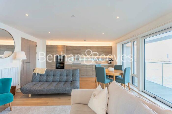 3 Bedroom Flat To Rent In Duke Of Wellington, Woolwich, SE18