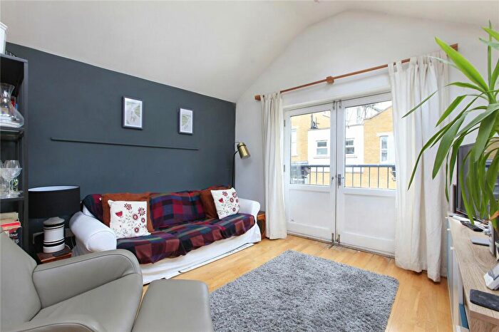 1 Bedroom Flat To Rent In St John's Hill, Battersea, SW11