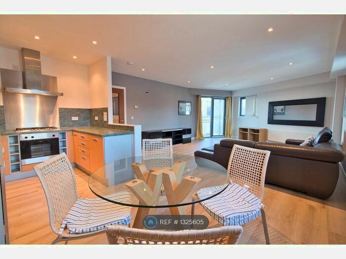 2 Bedroom Flat To Rent In Castlebank Drive, Glasgow, G11