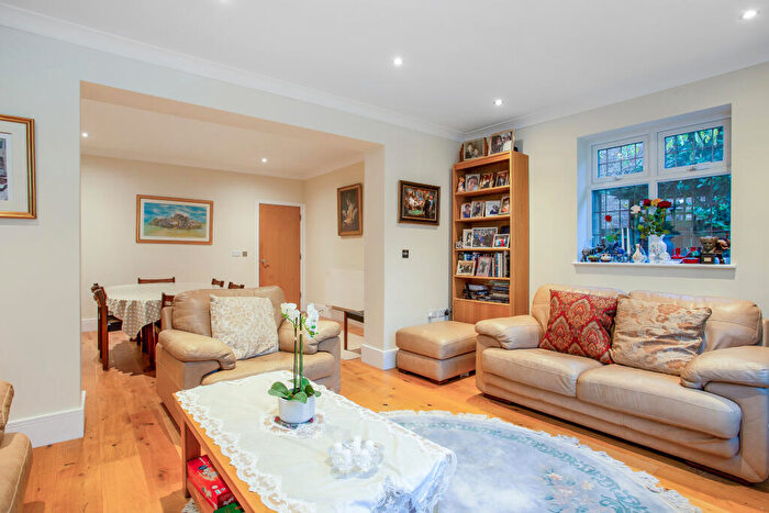 5 Bedroom Detached House For Sale In Flora Close, Stanmore, HA7