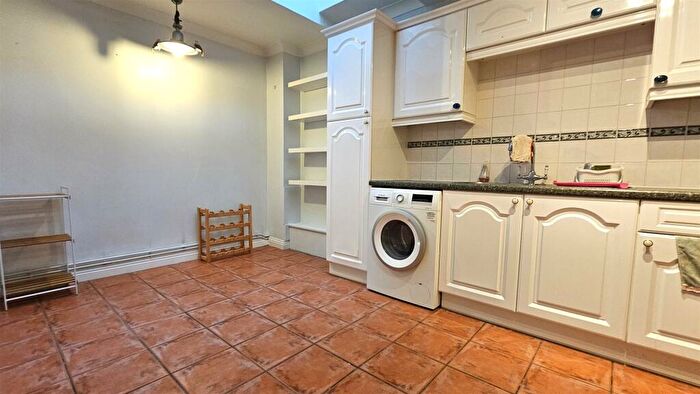 2 Bedroom Apartment To Rent In Empire House, PO5