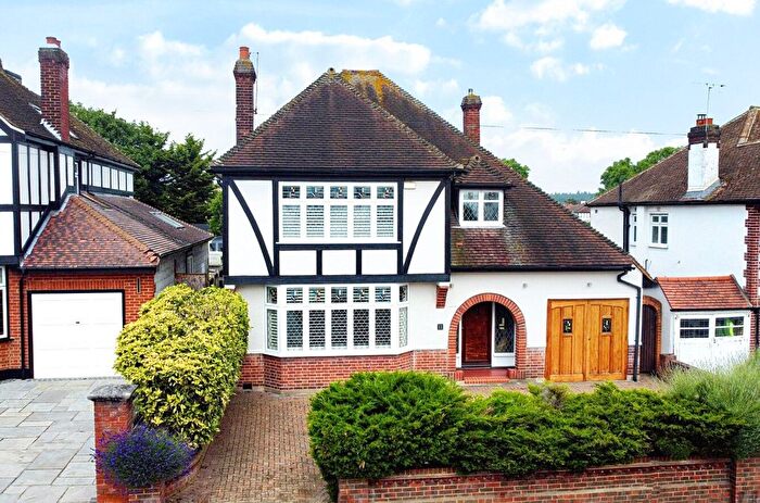 4 Bedroom Detached House For Sale In Parkland Avenue, Romford, RM1