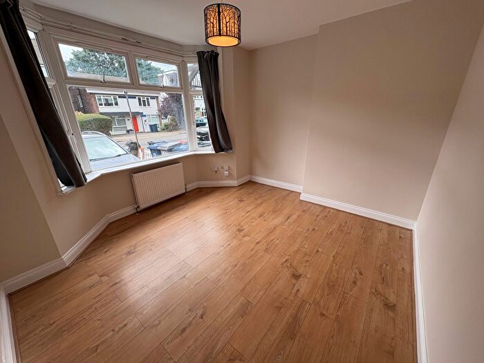 1 Bedroom Flat To Rent In Bedroom Ground Floor Garden Flat, Holdenhurst Avenue, London, N12