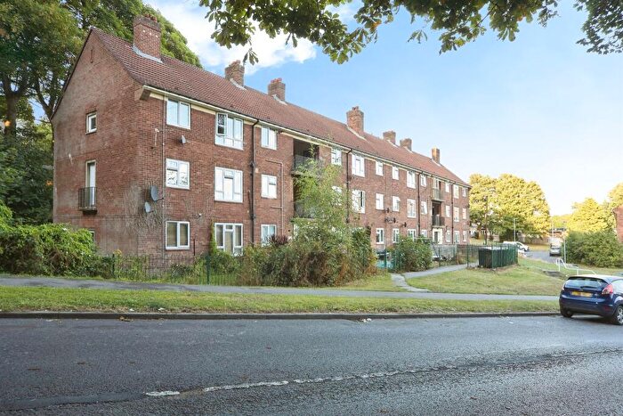 2 Bedroom Apartment For Sale In Iveson Drive, Leeds, LS16