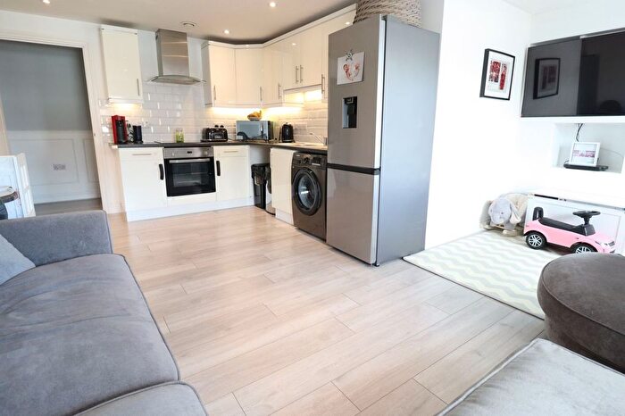 2 Bedroom Flat For Sale In The Approach, Rayleigh, SS6