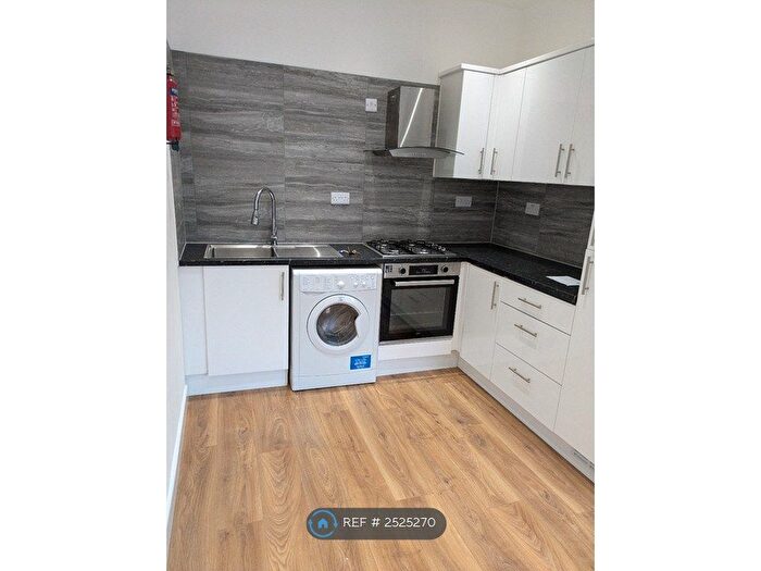 2 Bedroom Flat To Rent In Longsight, Manchester, M13