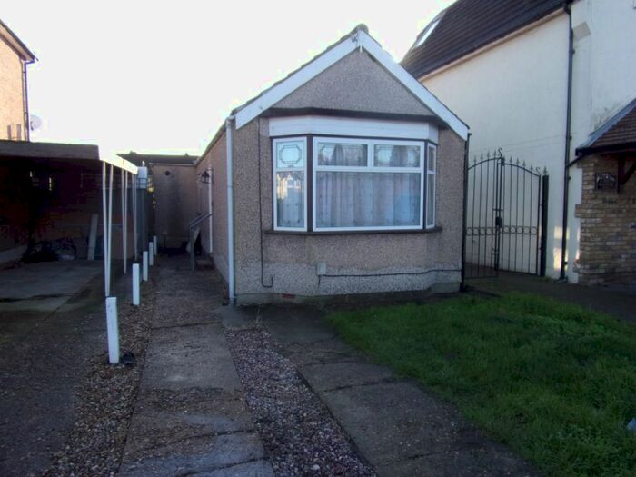 2 Bedroom Detached Bungalow To Rent In Upminster Road North, Rainham RM13