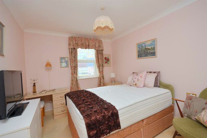 2 Bedroom Flat For Sale In Wilmington Square, Eastbourne, BN21