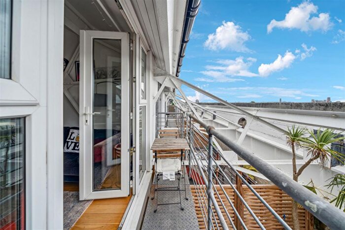 2 Bedroom Flat For Sale In Chiswick High Road, London, W4