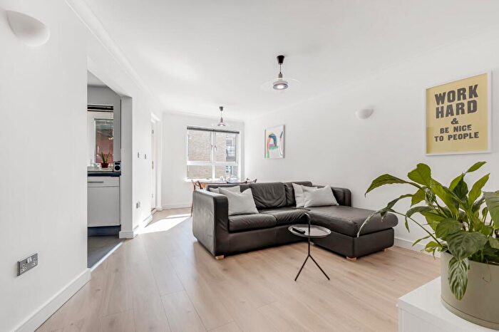 2 Bedroom Flat For Sale In St. Paul's Road, Islington, London, N1