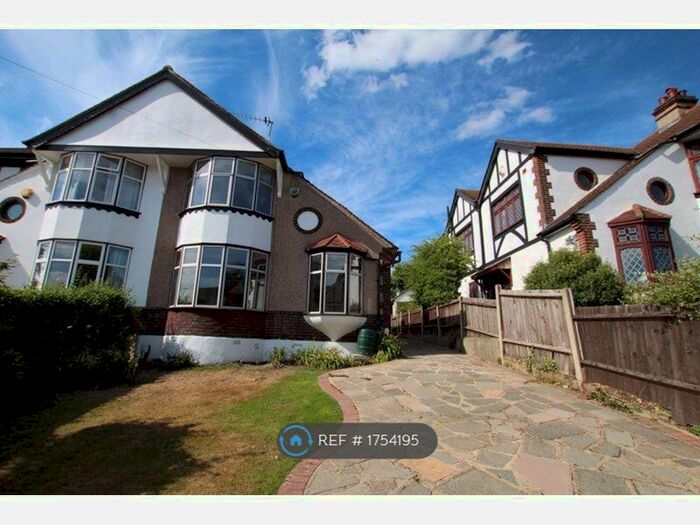 3 Bedroom Semi-Detached House To Rent In Cedar Grove, Bexley, DA5