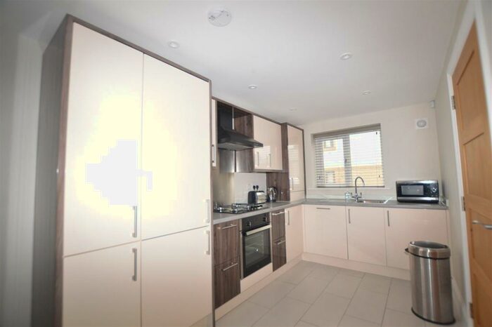 4 Bedroom Town House To Rent In Soaper Lane, Bradford, BD6