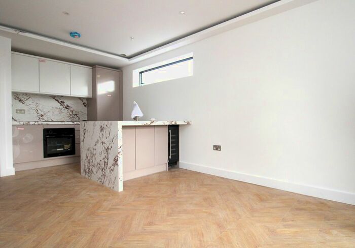 2 Bedroom Flat To Rent In Sanderstead Road, South Croydon, Surrey, CR2